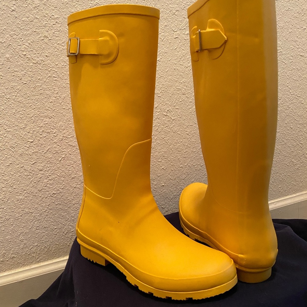 Nomad Yellow rain Boots (never worn). Size 9, regular fit, not wide calf.